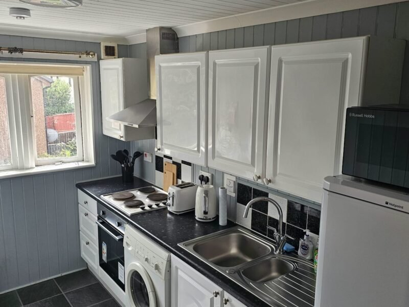 1BR House • Parking • Near City Centre • Sleeps 4 photo 3