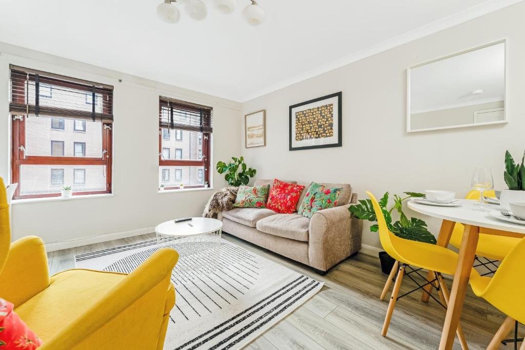 2BR Apartment • Parking • Central Merchant City photo 1
