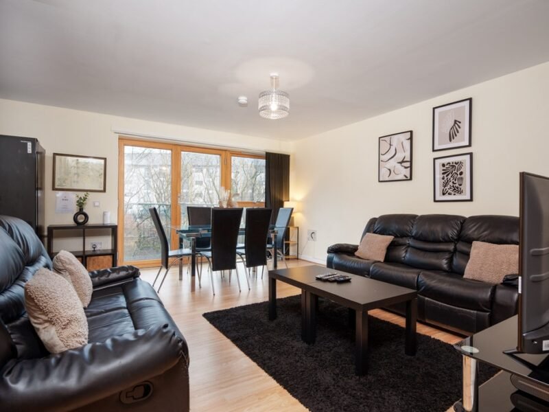 2BR Apartment • Parking • Southside & Queen’s Park photo 1