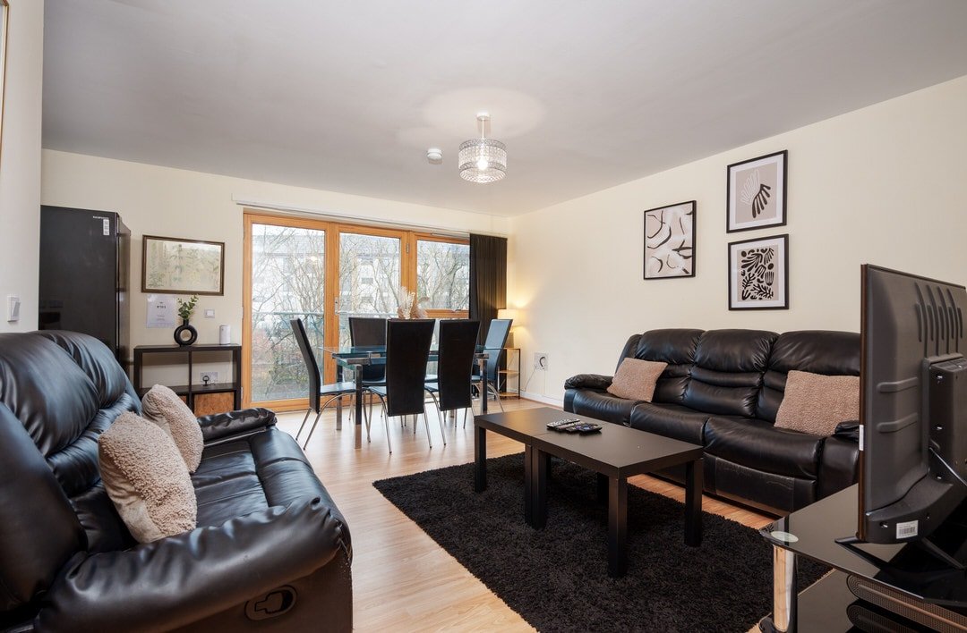 2BR Apartment • Parking • Southside & Queen’s Park photo 1