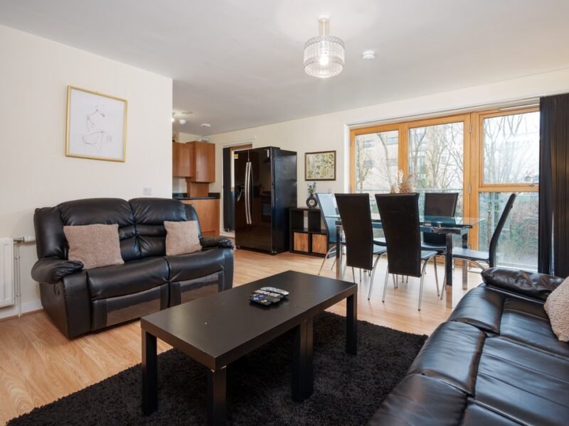 2BR Apartment • Parking • Southside & Queen’s Park photo 2