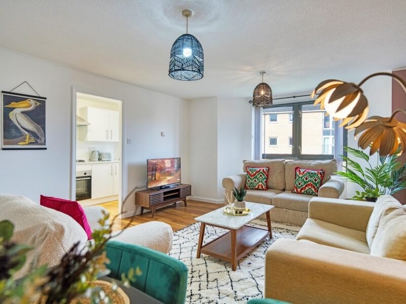 2BR Flat • Free Parking • Central Location photo 2