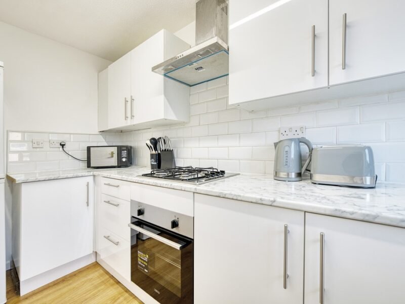 2BR Flat • Free Parking • Central Location photo 5