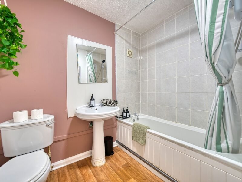 2BR Flat • Parking • Near City & Finnieston photo 5