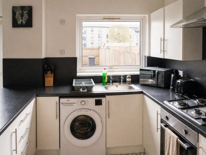 2BR House • Free Parking • Easy City Access photo 4