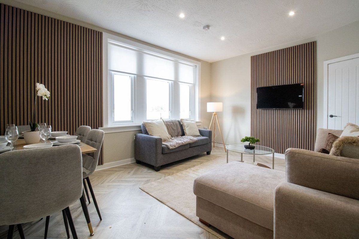 3-Bed Flat · Kelpies & Falkirk Wheel · Parking photo 1