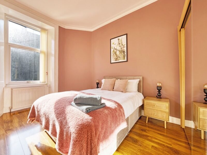 3BR Apt – Near Ibrox Subway, Sleeps 7 + Parking photo 3