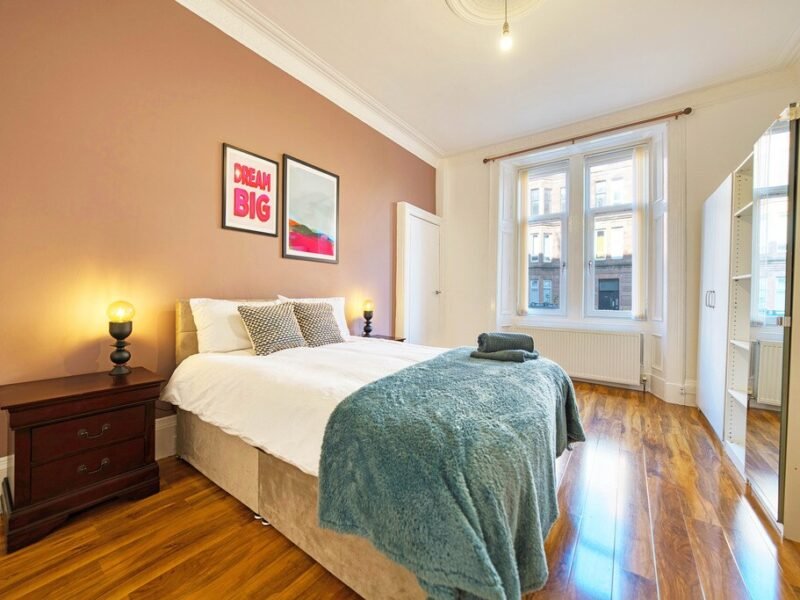 3BR Apt – Near Ibrox Subway, Sleeps 7 + Parking photo 4