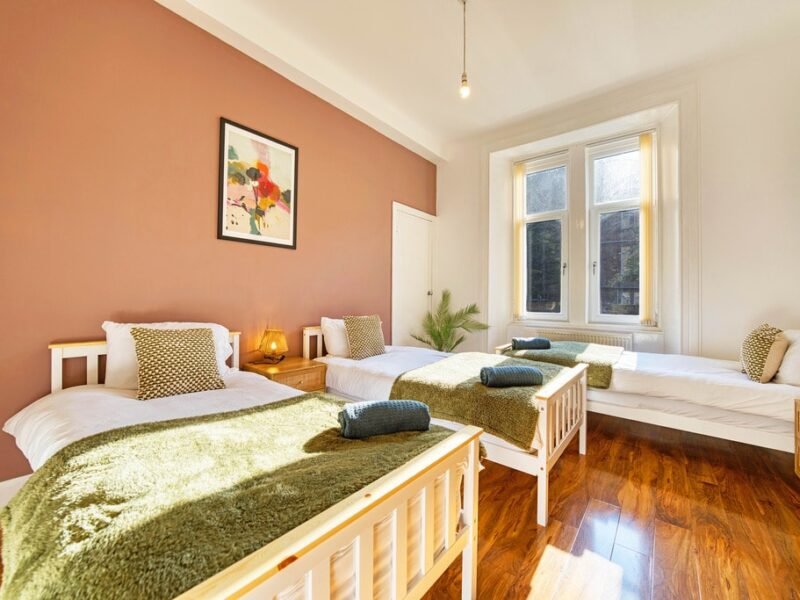 3BR Apt – Near Ibrox Subway, Sleeps 7 + Parking photo 5