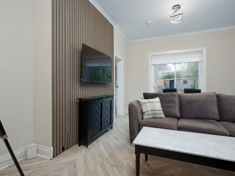 3BR Home · Sleeps 6 · Near Airport · Parking photo 1