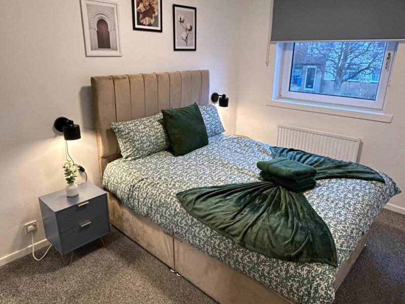 3BR House • Sleeps 10 • Private Drive • Near Park photo 2