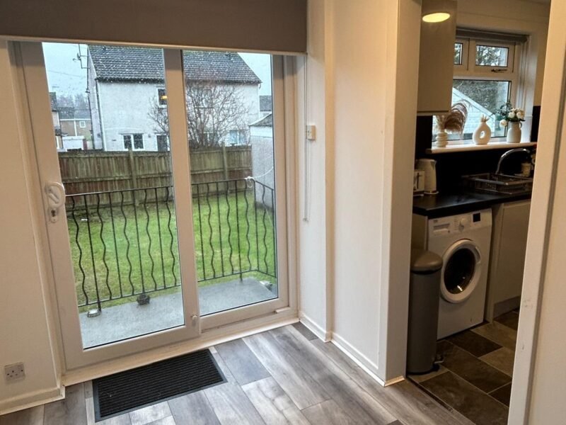 3BR House • Sleeps 10 • Private Drive • Near Park photo 3