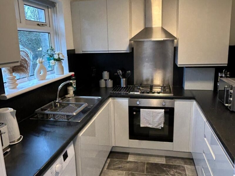 3BR House • Sleeps 10 • Private Drive • Near Park photo 4