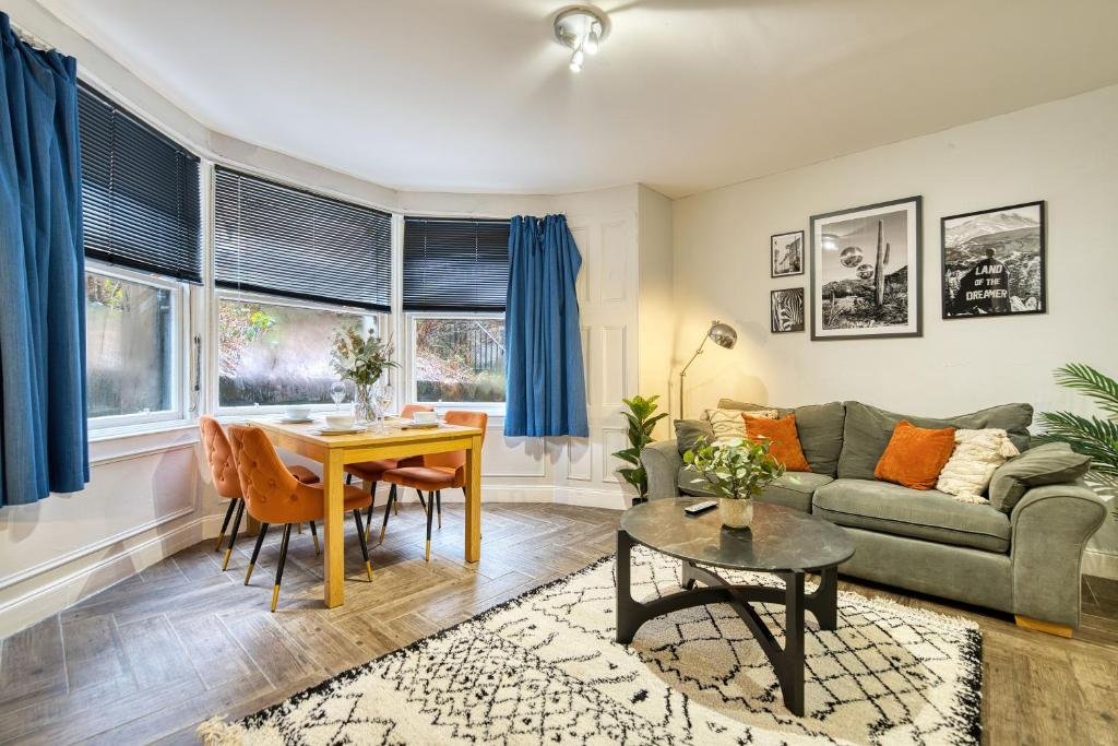 4BR Family Flat · Sleeps 8 · Kelvinside photo 1