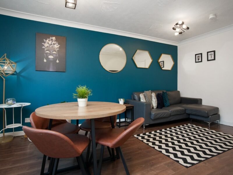 Bright 2-Bed Central Apt + Clean Comfort & Parking photo 1