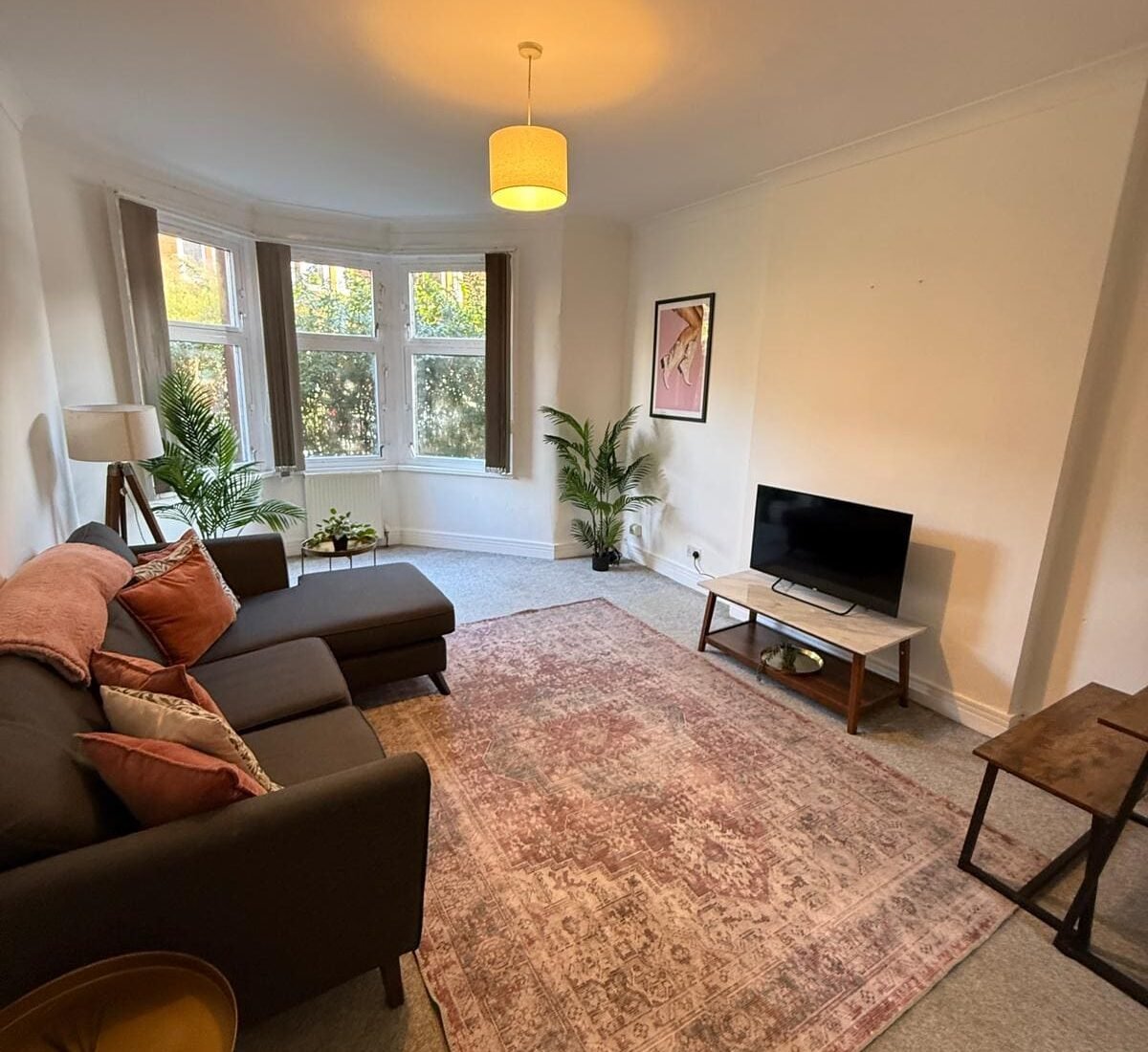 Bright 3-bedroom apartment + parking | Shawlands photo 1