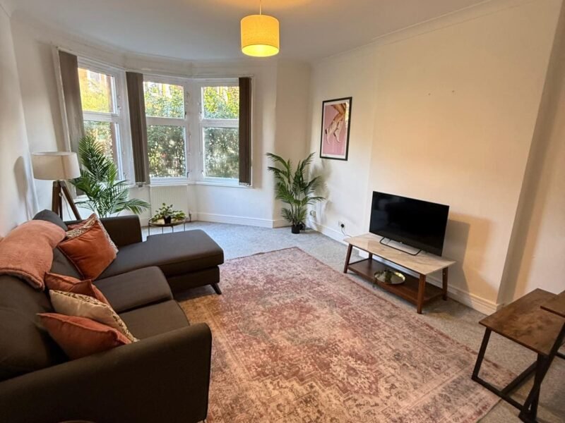 Bright 3-bedroom apartment + parking | Shawlands photo 1