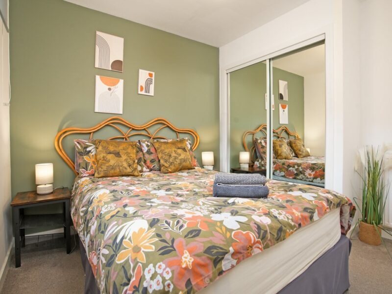 Comfy 2-Bedroom Central Gem + Free Parking photo 2