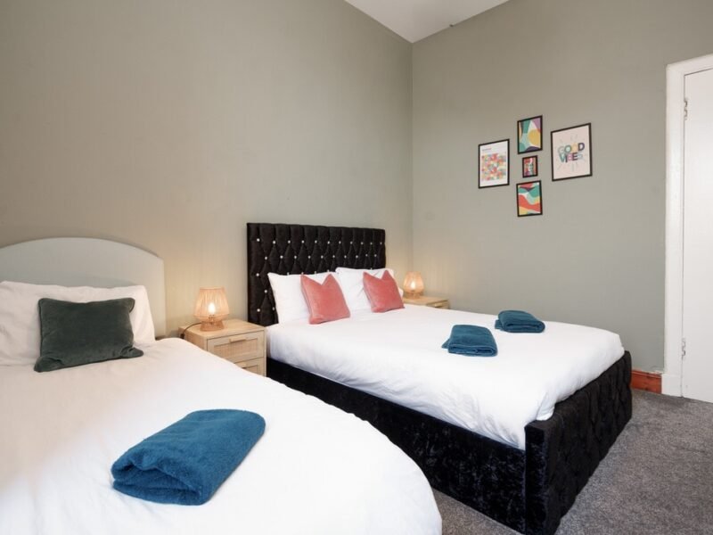 Family and Group Stay 2BR by Park Sleeps 7 photo 4
