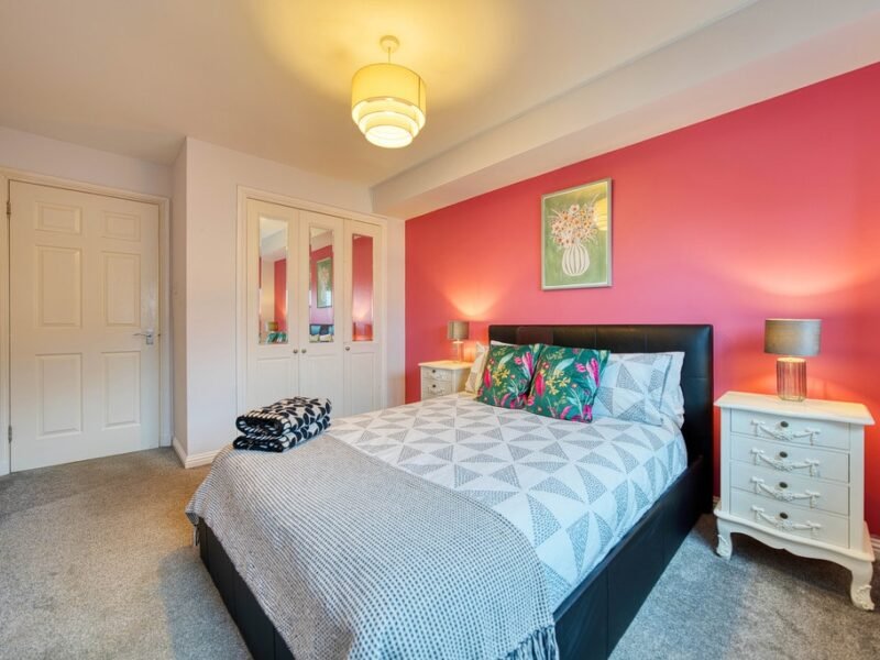Sleek 2-Bed Flat + Modern Vibes & Free Parking photo 2