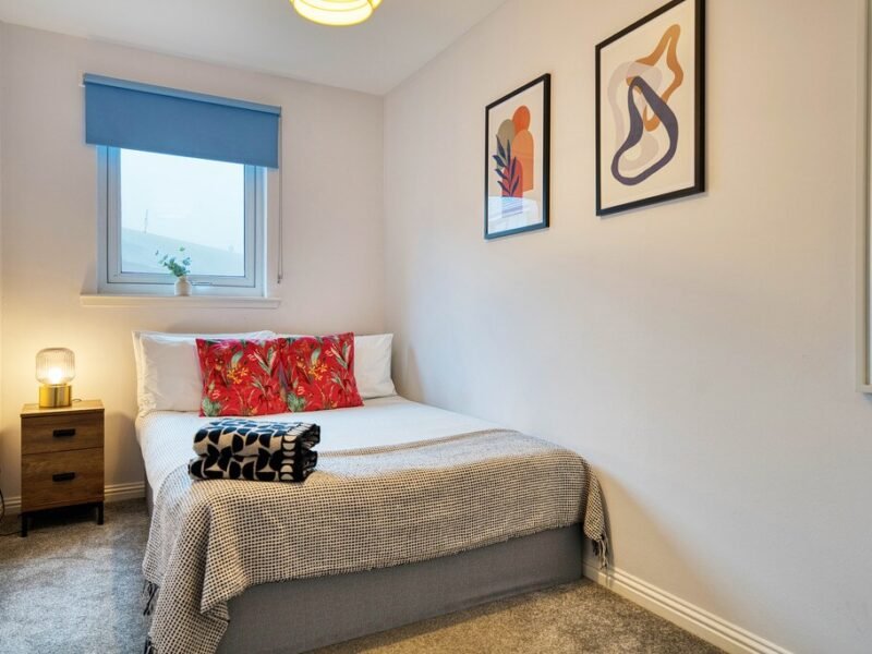Sleek 2-Bed Flat + Modern Vibes & Free Parking photo 3