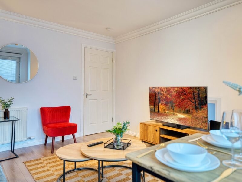 Sleek 2-Bed Flat + Modern Vibes & Free Parking photo 4