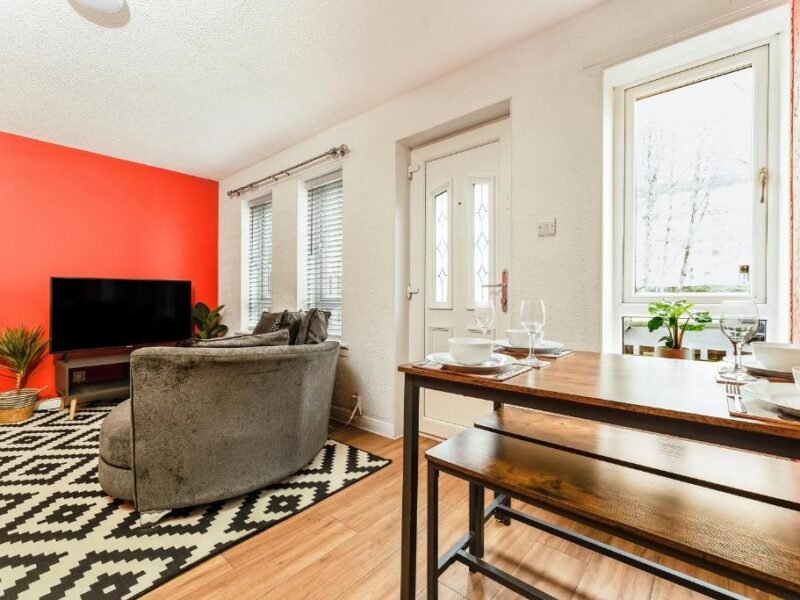 Spacious 2BR • Parking • Near SEC & Hydro photo 1