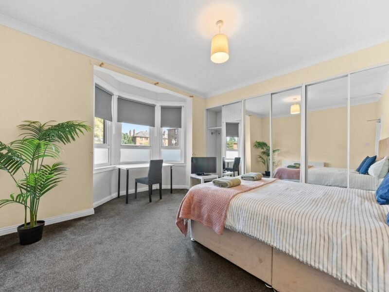 Spacious 3BR Flat | Parking | Near Ibrox Glasgow photo 1