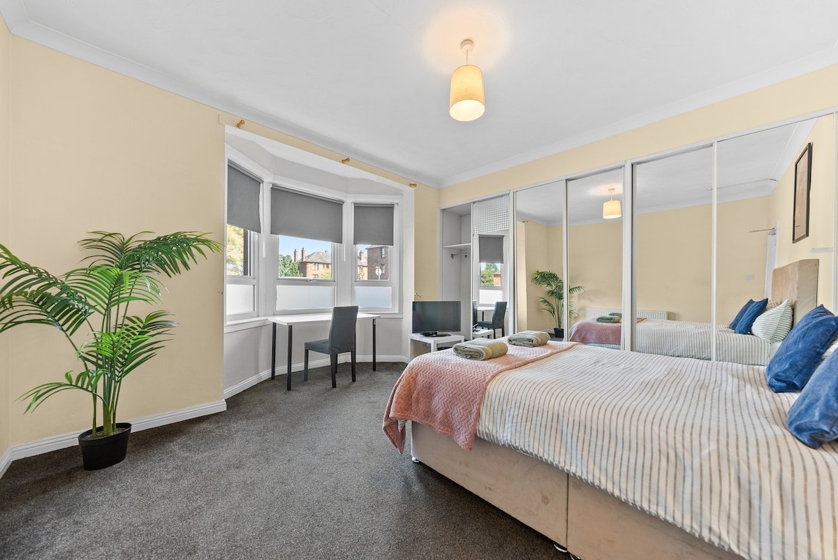 Spacious 3BR Flat | Parking | Near Ibrox Glasgow photo 1