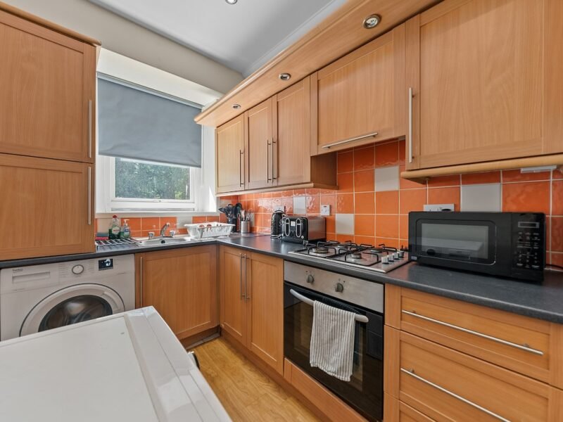 Spacious 3BR Flat | Parking | Near Ibrox Glasgow photo 2