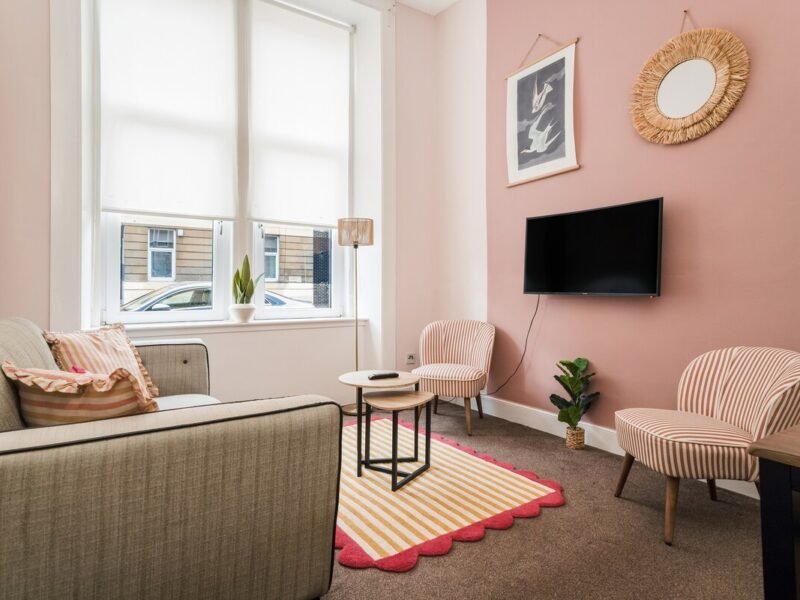 Spacious 4-Bed City Gateway + Free Parking photo 1