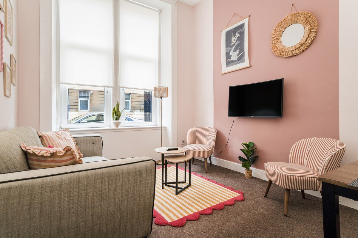 Spacious 4-Bed City Gateway + Free Parking photo 1