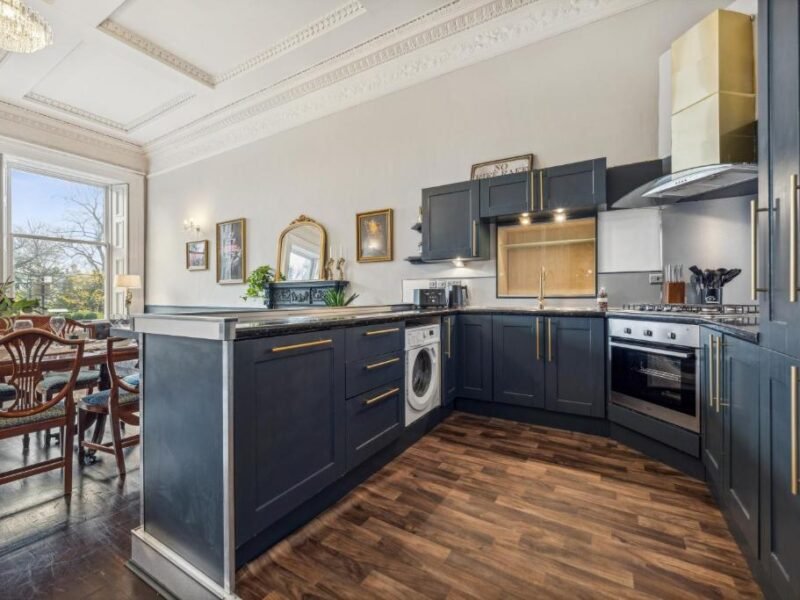 Stylish 2BR Flat • Walk to Hydro & City Centre photo 4