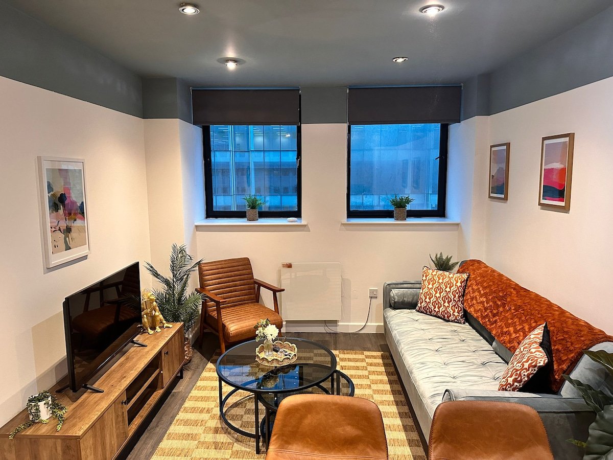 Stylish 2BR Hideaway • Heart of the City photo 1