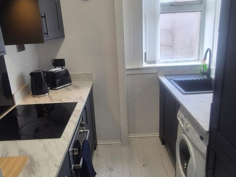 Stylish 3BR Flat · Near Ibrox · Parking · Sleeps 8 photo 3